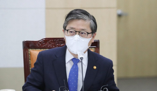 변창흠(사진) 국토부 장관이 2일 정부세종청사에서 열린 '국토부-공공기관 간담회 및 청렴 실천 협약식'을 주재하며 발언하고 있다. <연합뉴스>